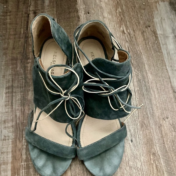 Kelsie Dagger Blue Suede Open Toe Wedge Sandel size 8.5. - Picture 4 of 5